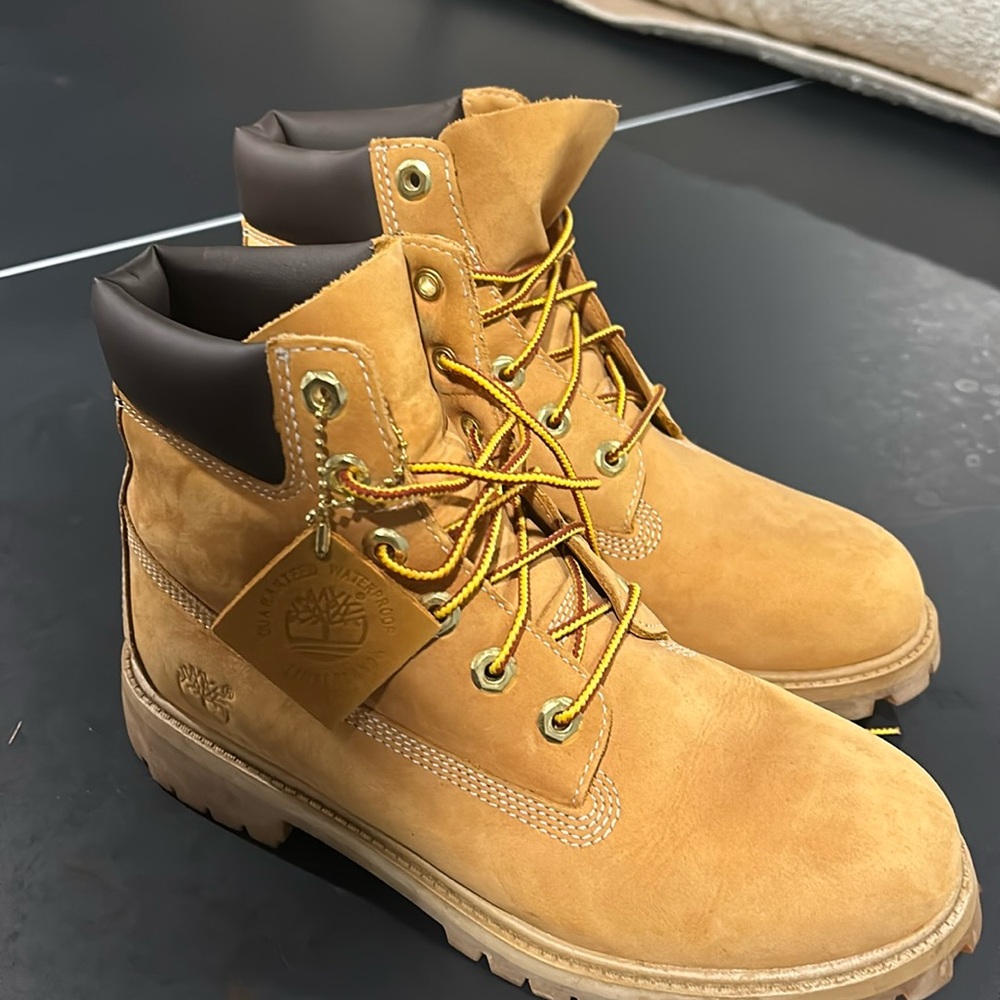 Timberland Unisex Size 6. Barely worn. Open to offers